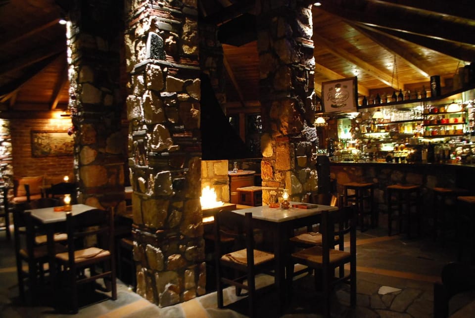 Restaurant/places to eat, Lounge or bar
