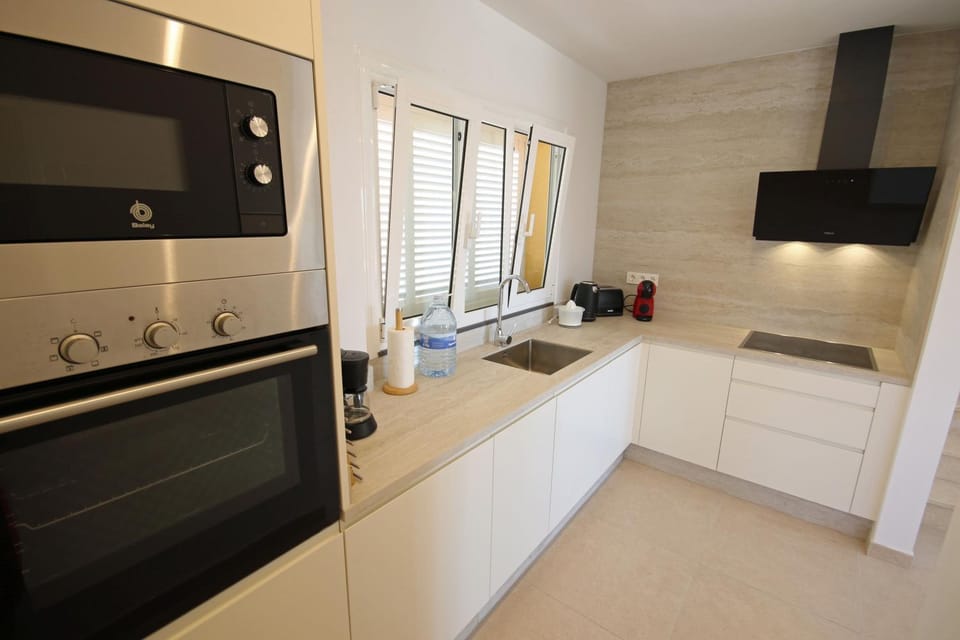 Coffee/tea facilities, dishwasher, stove, kitchen