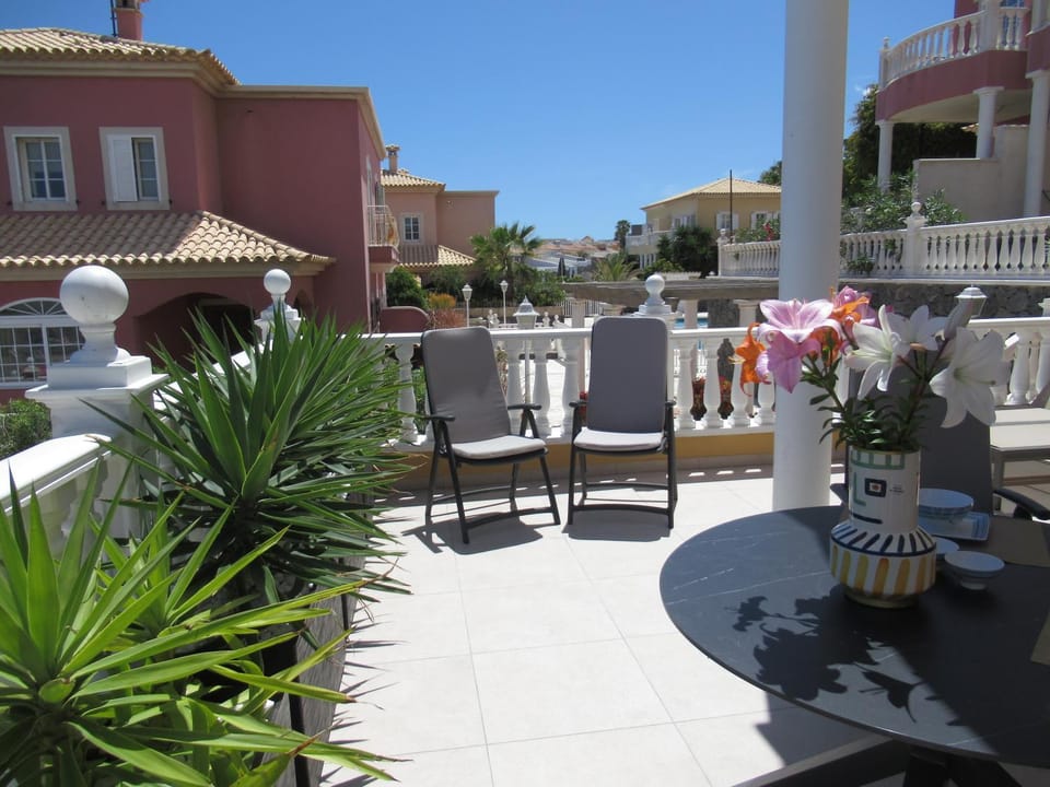 BBQ facilities, Balcony/Terrace, Sea view, sunbed