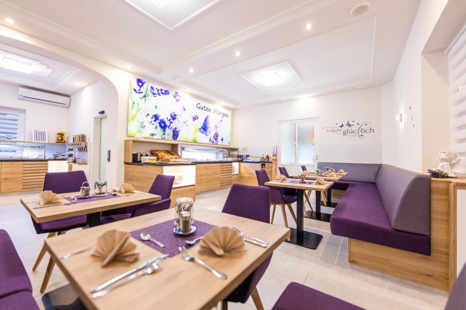 Restaurant/places to eat, Food and drinks, Seating area, Food, Breakfast, Buffet breakfast, Buffet breakfast