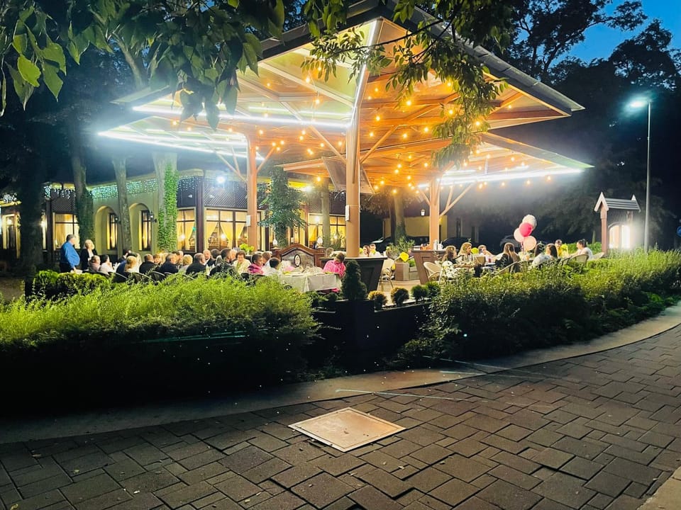 Restaurant/places to eat, Restaurant/places to eat, People, Natural landscape, Summer, Garden