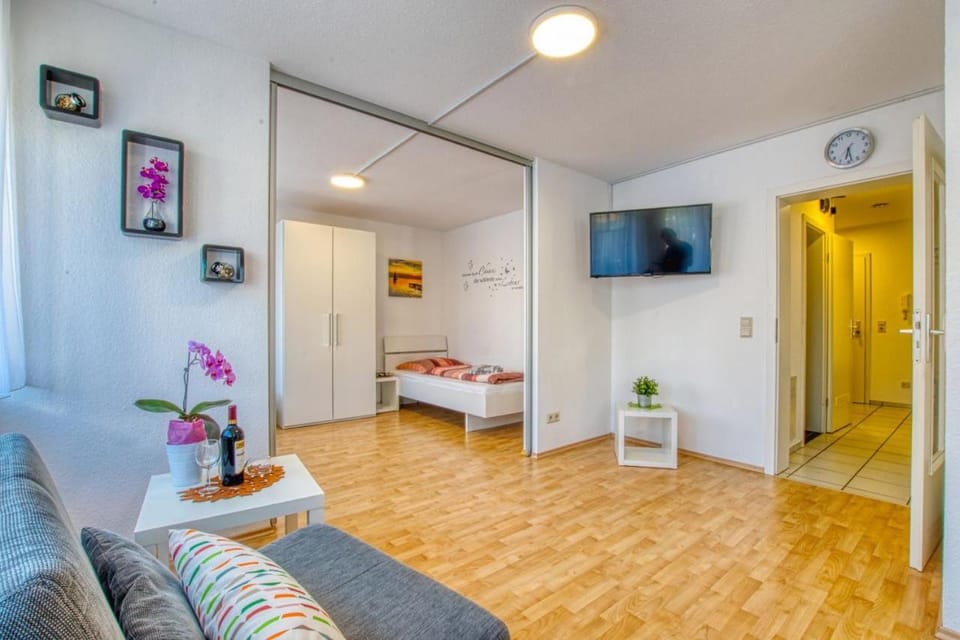 Bed, TV and multimedia, Living room, Photo of the whole room, Seating area, Bedroom