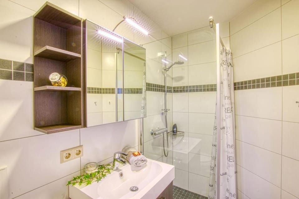 Shower, Bathroom, towels