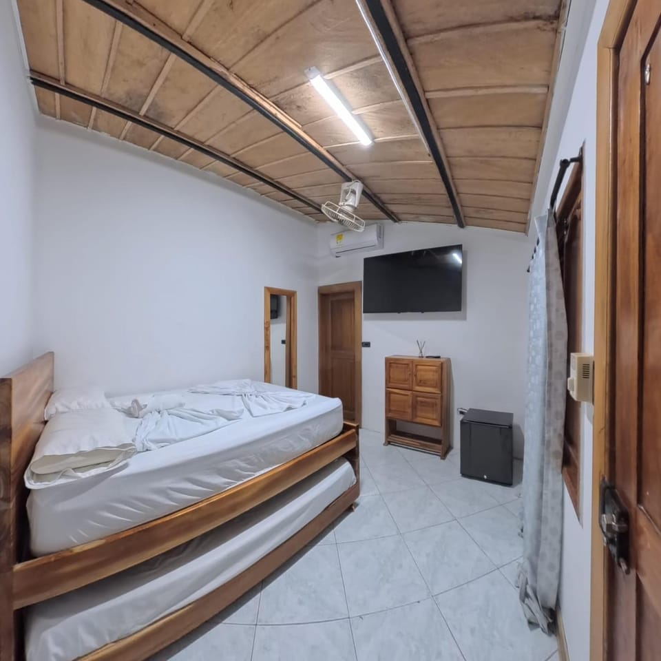 Bed, TV and multimedia, Photo of the whole room, Bedroom, wardrobe, air conditioner