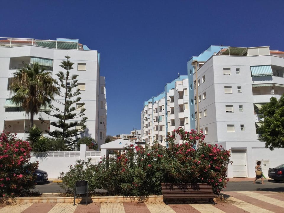 Property building, Neighbourhood