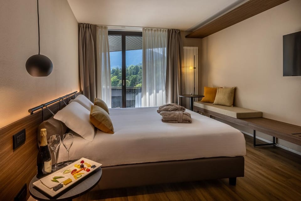 Bed, TV and multimedia, Photo of the whole room, Bedroom