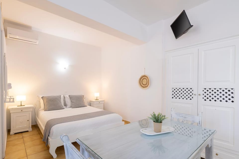 Bed, TV and multimedia, Bedroom