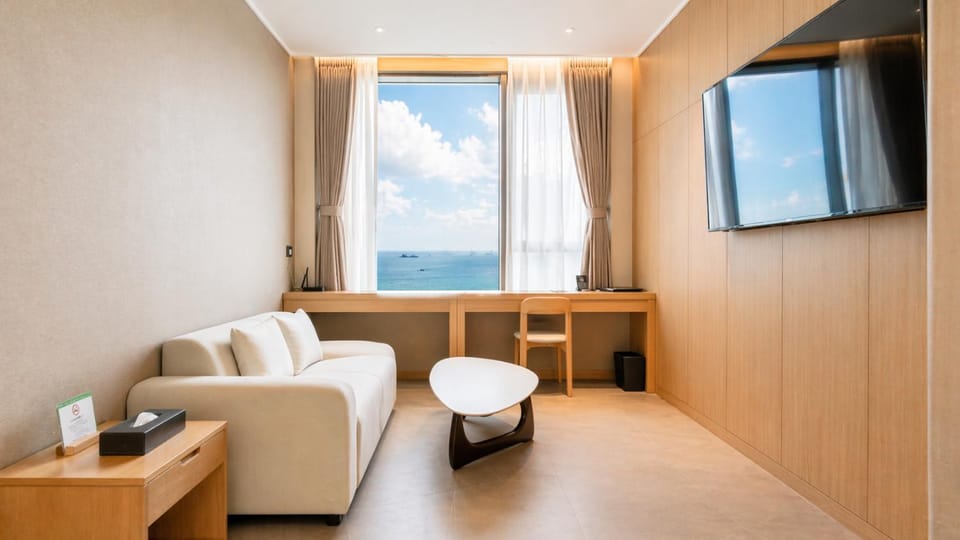Natural landscape, TV and multimedia, Living room, Seating area, Sea view