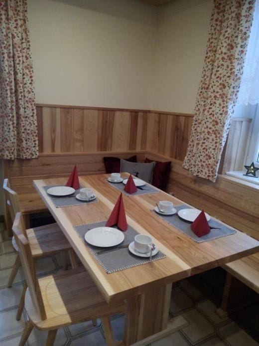 Seating area, Dining area