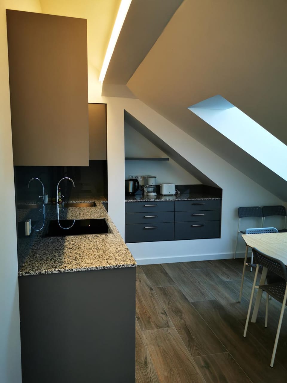 Kitchen or kitchenette, Dining area