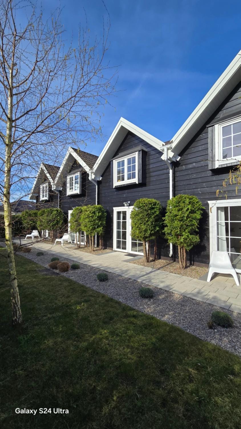 Property building, Spring, Day, Garden