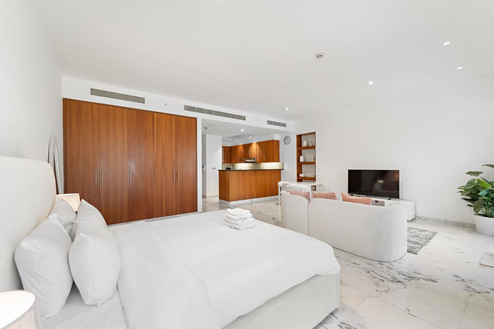 Communal lounge/ TV room, Bed, TV and multimedia, Living room, Photo of the whole room, Seating area, Evening entertainment, Bedroom, wardrobe