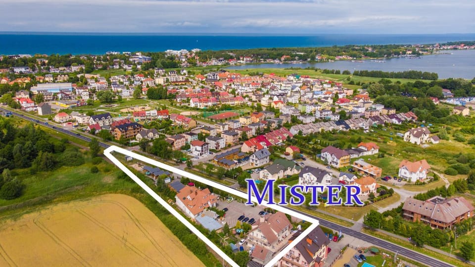 Property building, Day, Neighbourhood, Natural landscape, Bird's eye view, City view, Lake view, Sea view