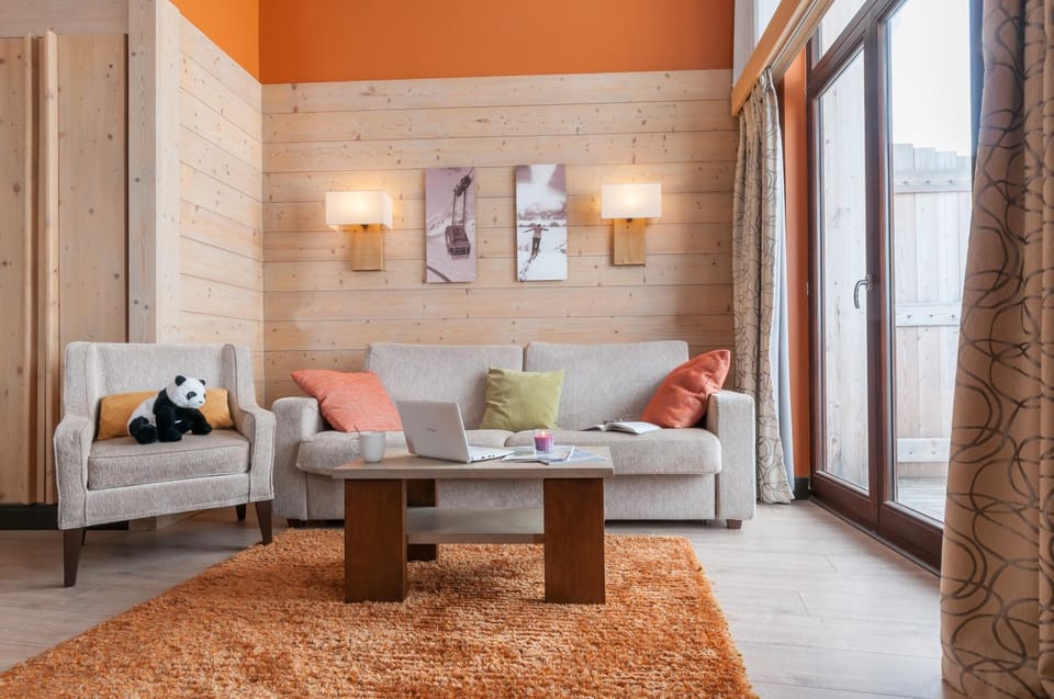 Bed, Living room, Photo of the whole room, Seating area, Bedroom