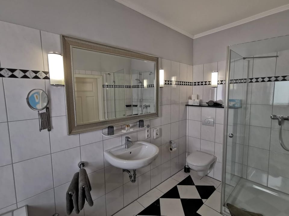 Shower, Toilet, Bathroom, Bath, towels