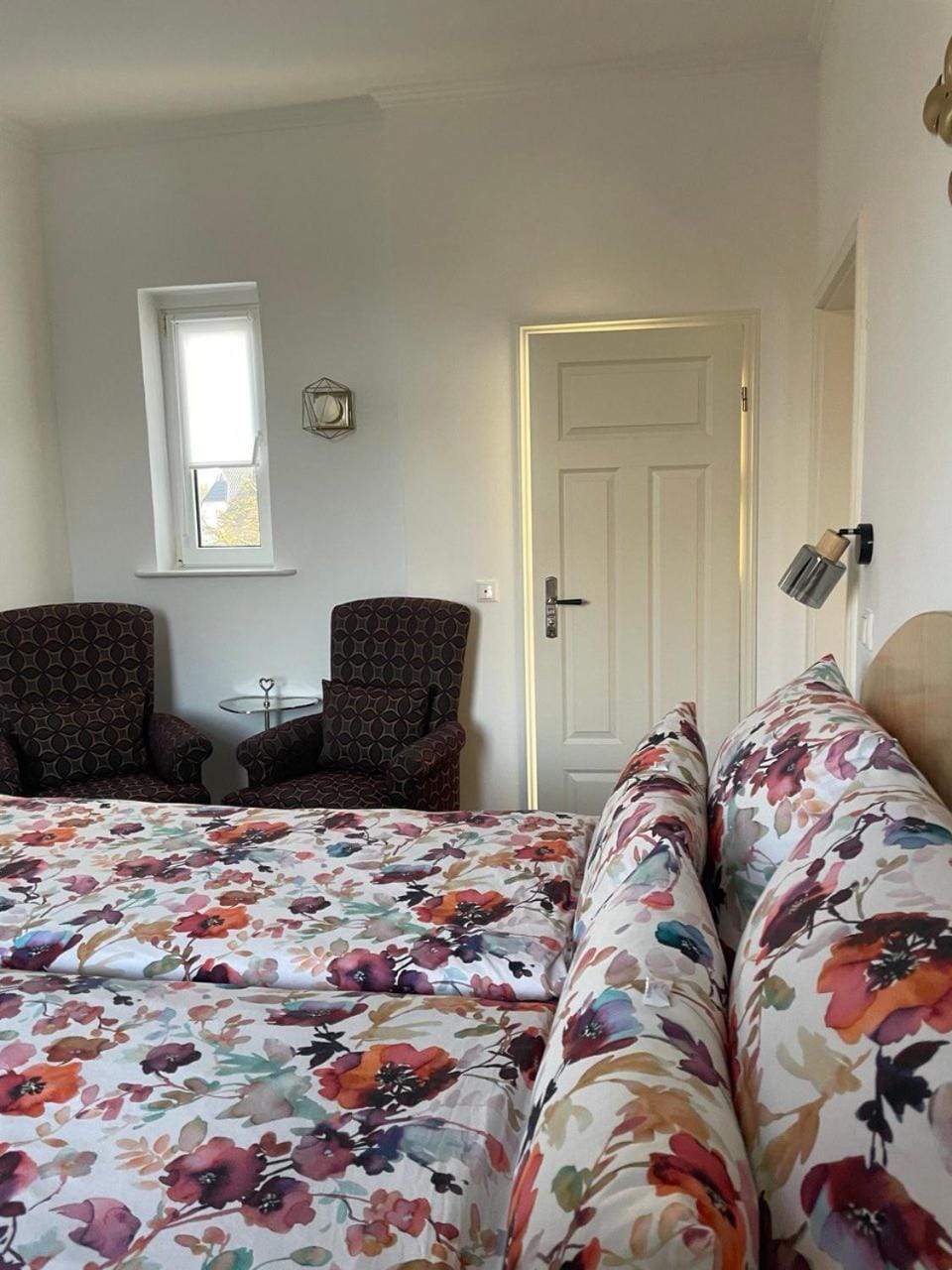 Bed, Photo of the whole room, Seating area, Bedroom