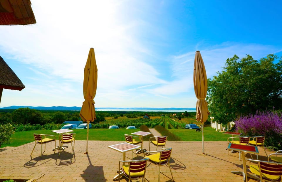 Balcony/Terrace, Garden view, Lake view, Landmark view