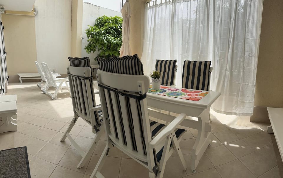 Seating area, Dining area