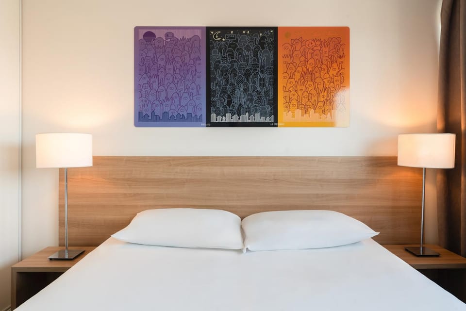 Bed, Photo of the whole room, Decorative detail, Bedroom, internet