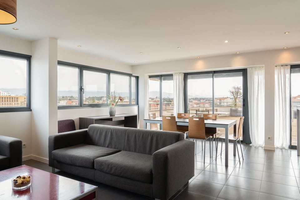 TV and multimedia, View (from property/room), Balcony/Terrace, Living room, Decorative detail, Seating area, Dining area, internet, air conditioner