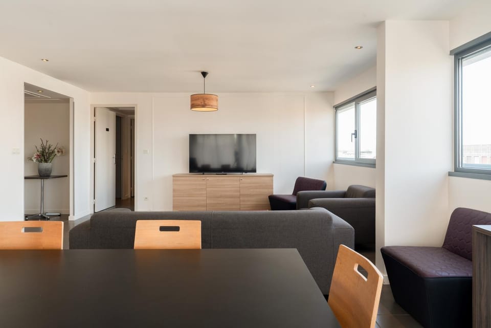 Communal lounge/ TV room, TV and multimedia, Living room, Seating area, internet, storage, air conditioner