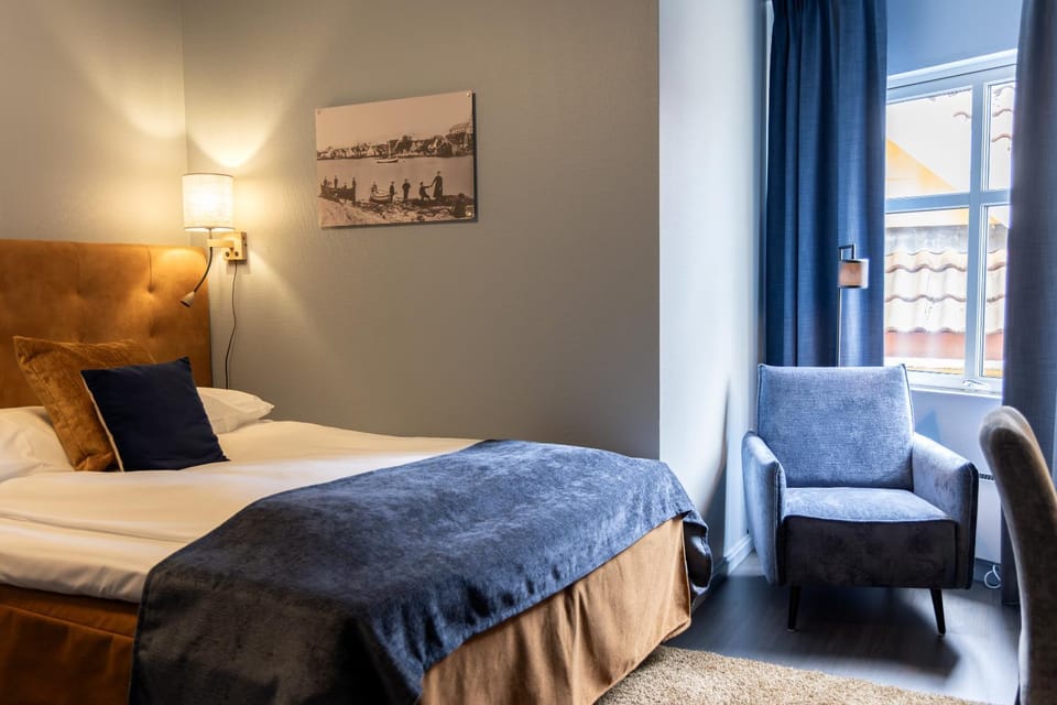 Bed, Living room, Bedroom