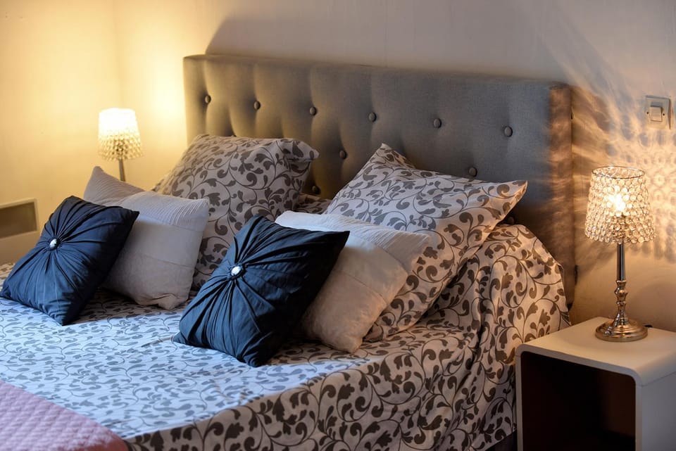 L'AMARILYS chambre d'hôte au coeur du village, terrasse avec vue sur le château Bed and Breakfast in Provence-Alpes-Côte d'Azur
