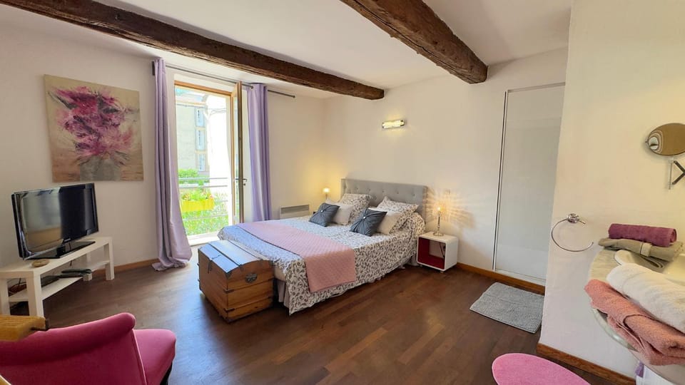L'AMARILYS chambre d'hôte au coeur du village, terrasse avec vue sur le château Bed and Breakfast in Provence-Alpes-Côte d'Azur