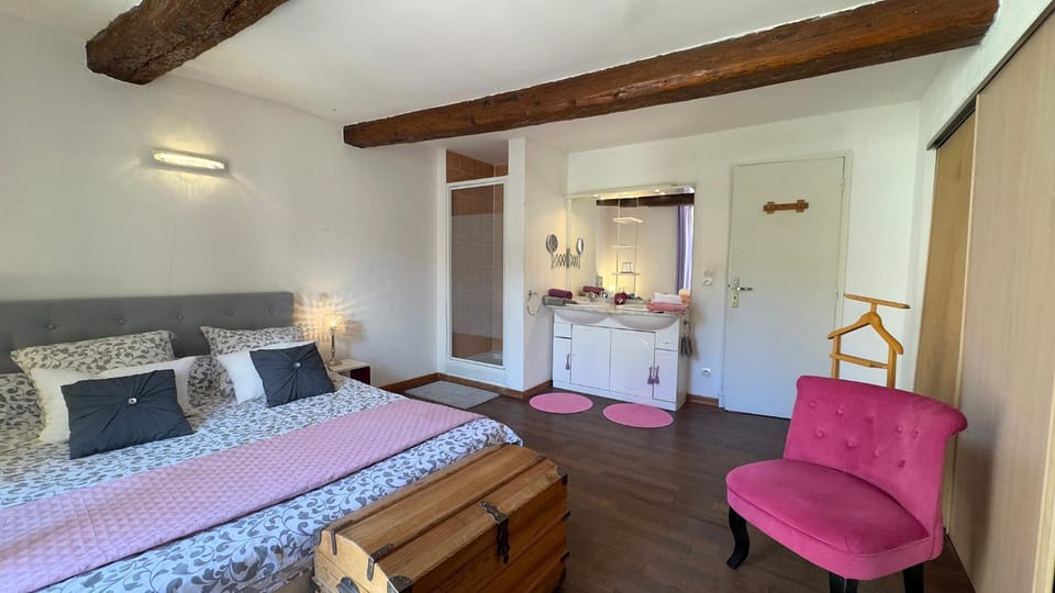 L'AMARILYS chambre d'hôte au coeur du village, terrasse avec vue sur le château Bed and Breakfast in Provence-Alpes-Côte d'Azur