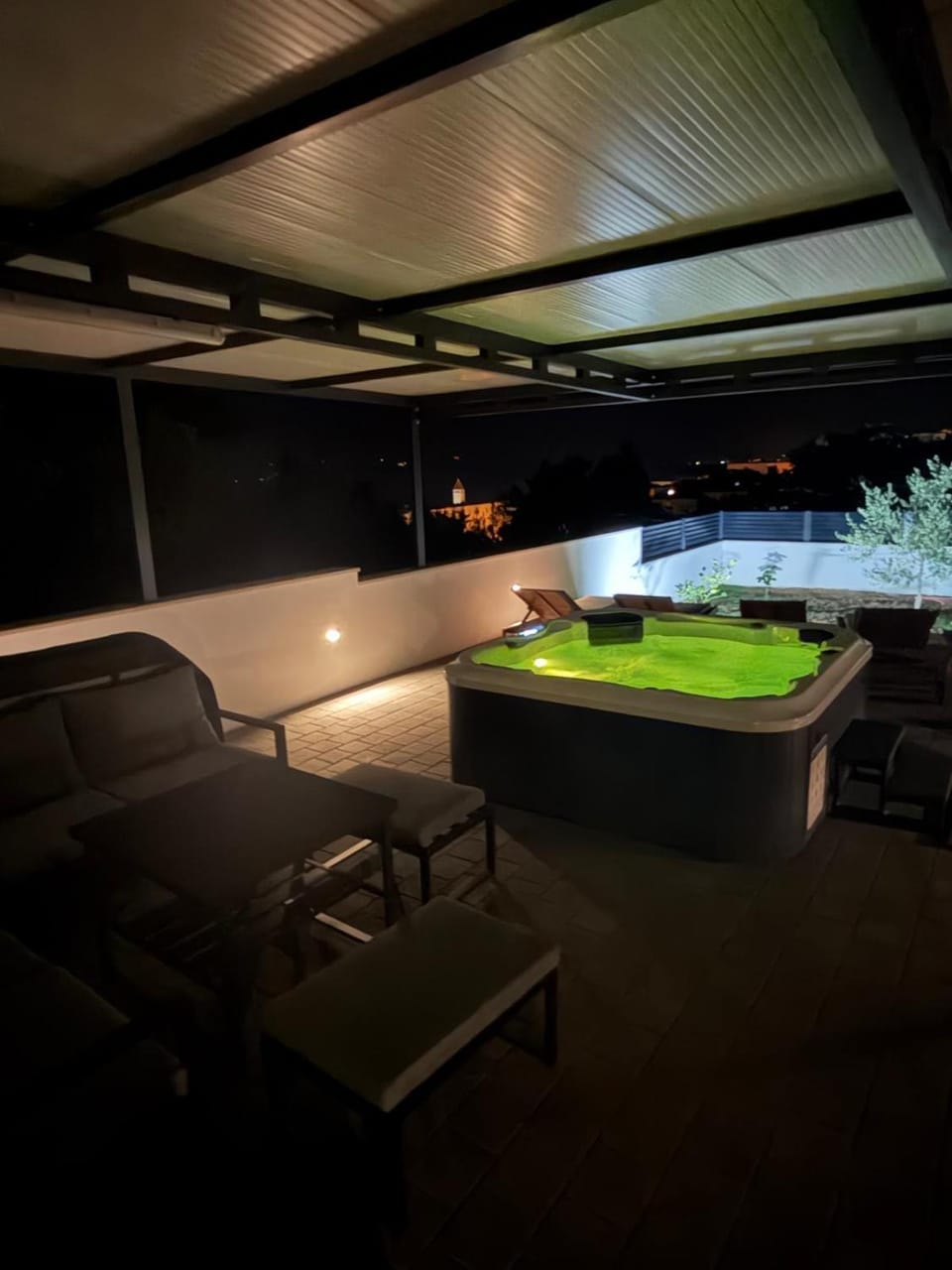 Night, Hot Tub, Seating area
