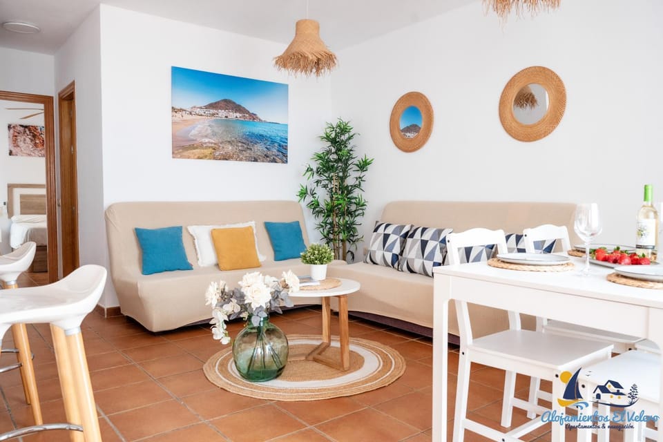 Living room, Food and drinks, Seating area, Dining area, Food