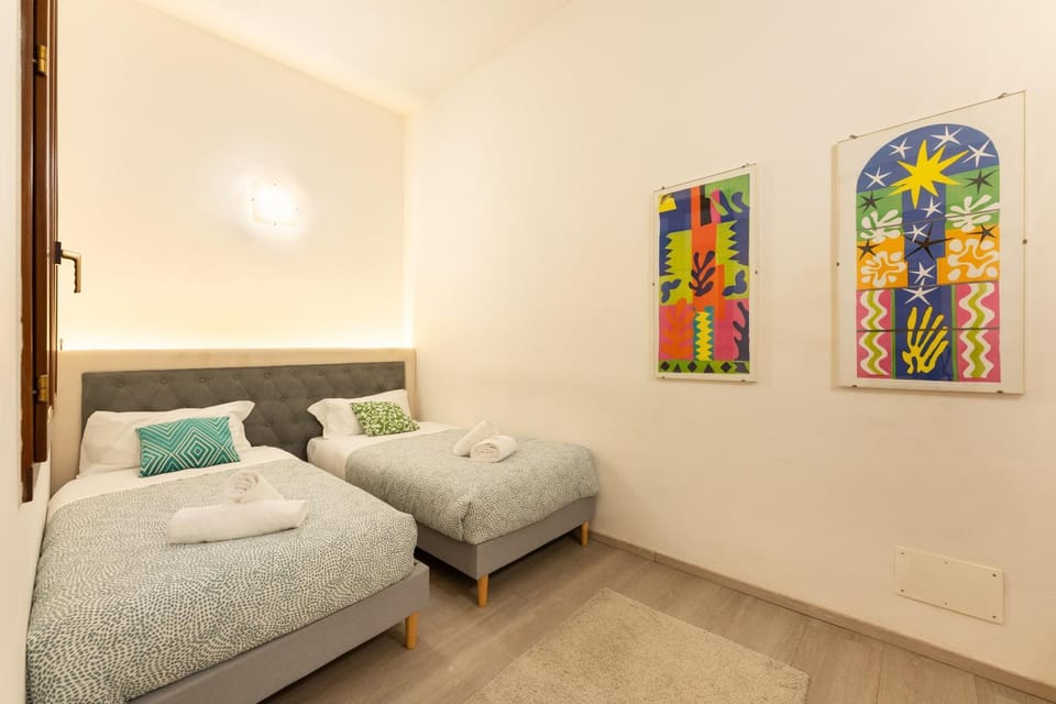 Photo of the whole room, Bedroom