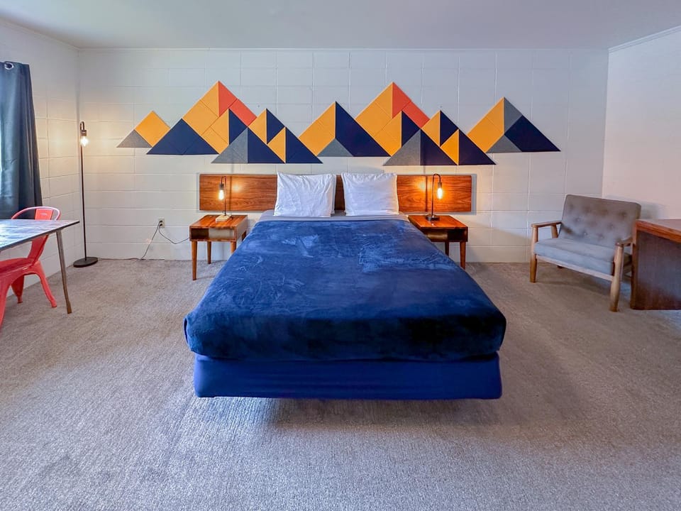 Bed, Photo of the whole room, Seating area, Bedroom