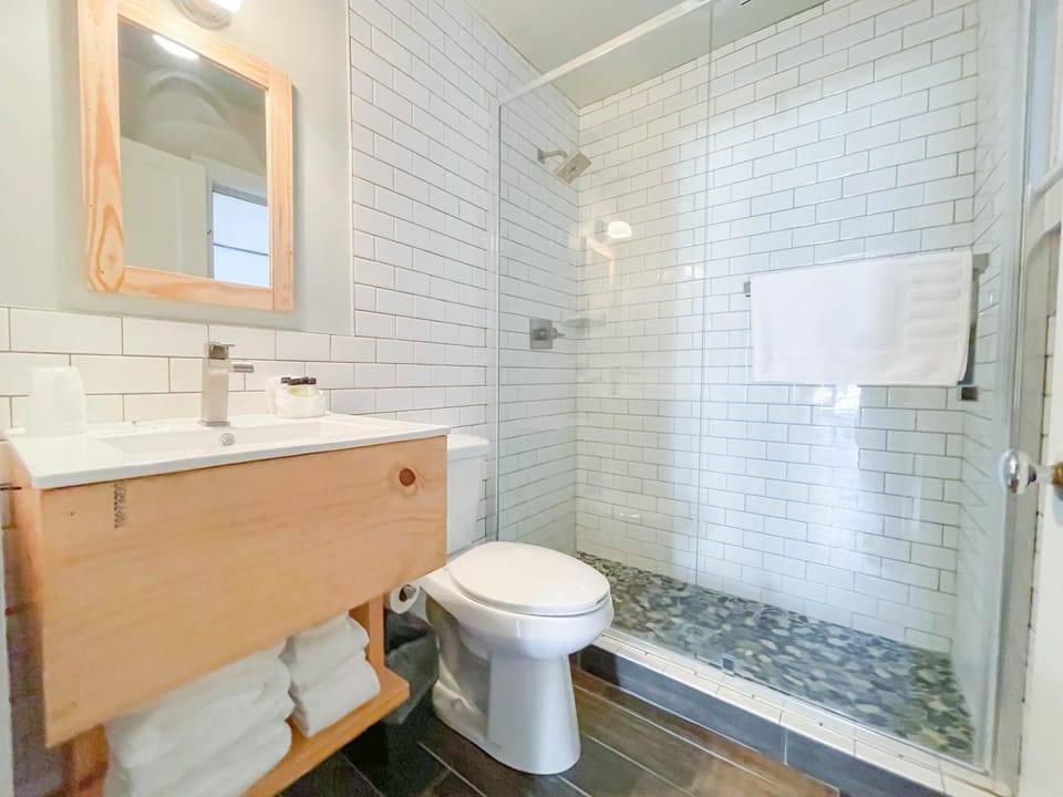 Shower, Toilet, Bathroom, towels