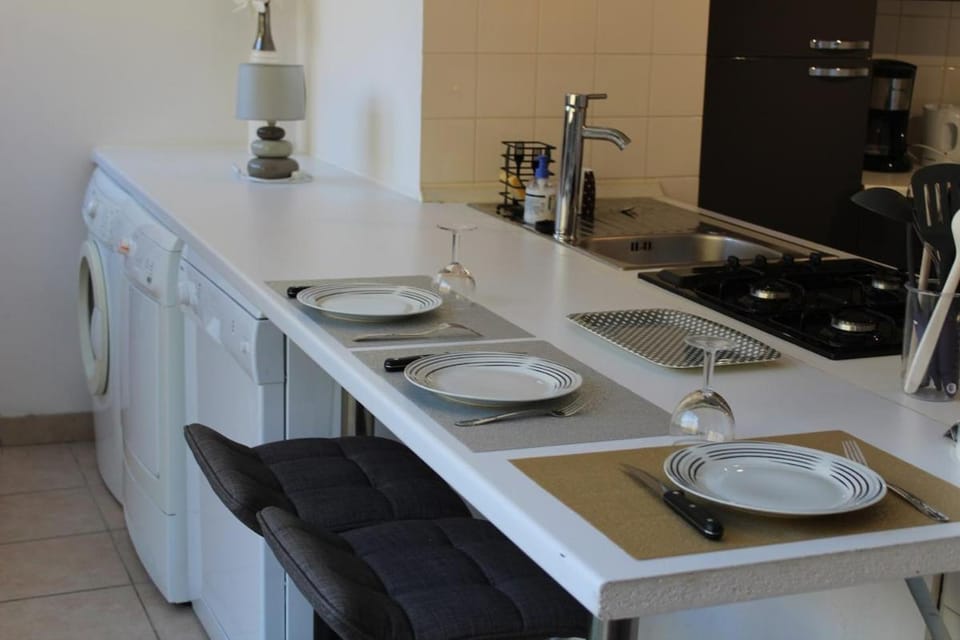 Kitchen or kitchenette, Dining area