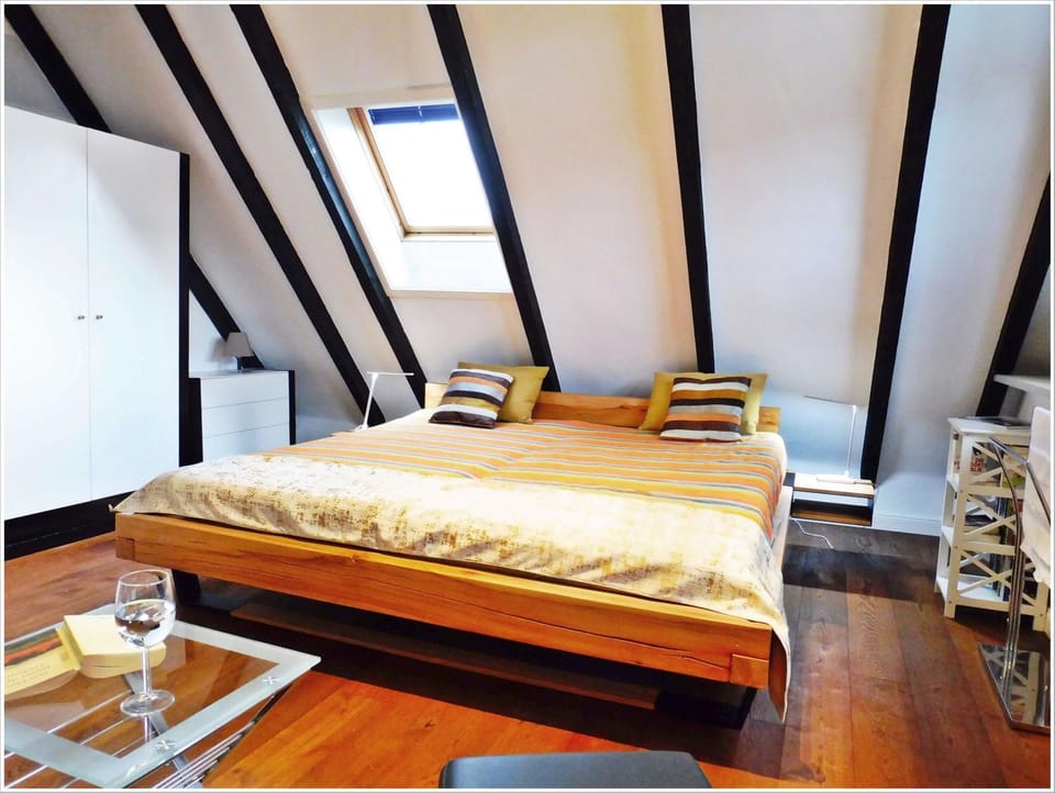 Bed, Photo of the whole room, Seating area, Bedroom