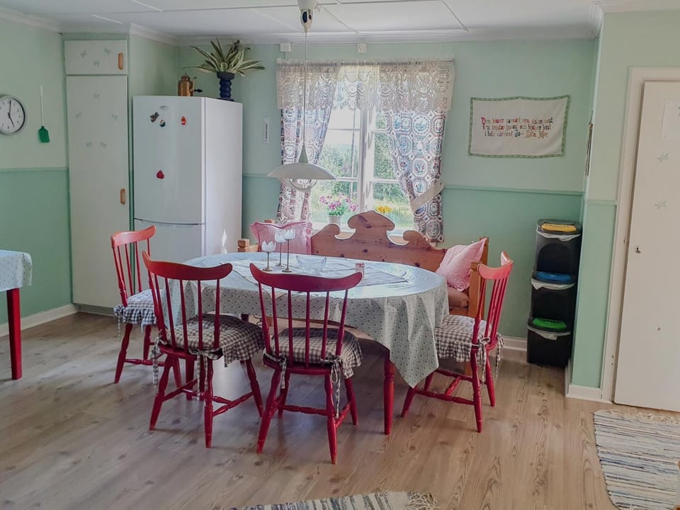 Dining area, kitchen