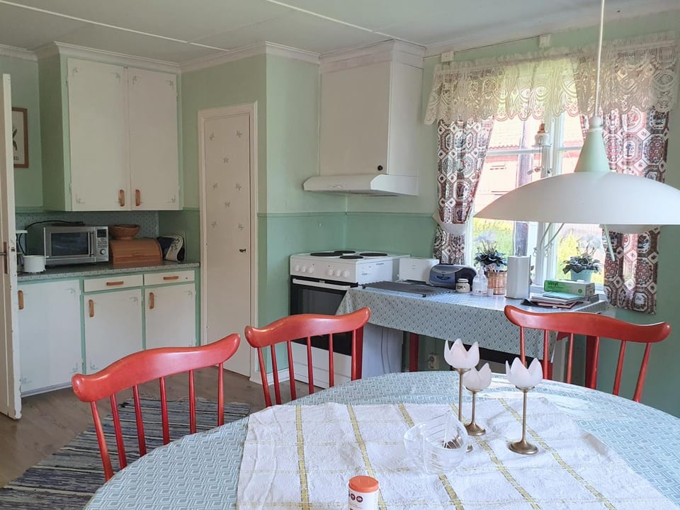 Coffee/tea facilities, microwave, oven, stove, toaster, kitchen
