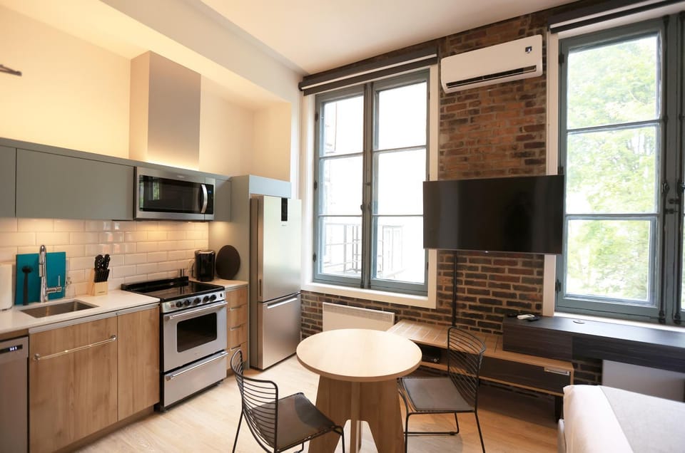 Kitchen or kitchenette, Seating area, Dining area
