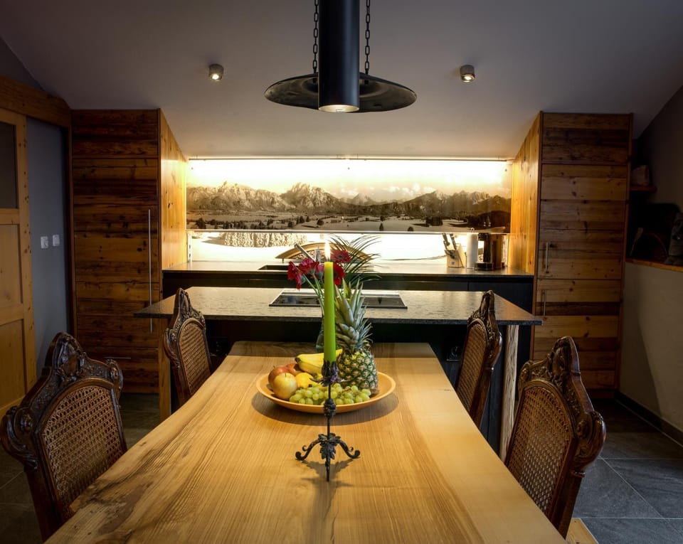 Kitchen or kitchenette, Photo of the whole room, Decorative detail, Decorative detail, Seating area, Dining area