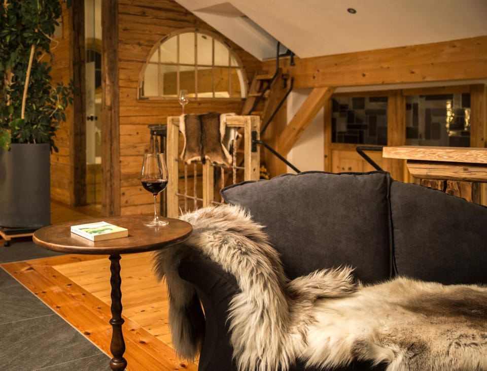 Living room, City view, Landmark view, Mountain view, River view, Quiet street view