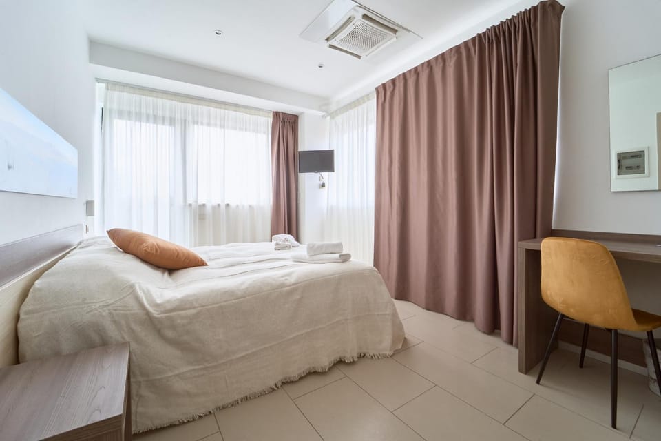Bed, TV and multimedia, Photo of the whole room, Seating area, Bedroom, air conditioner