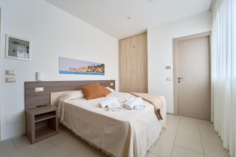 Photo of the whole room, Bedroom, towels, wardrobe