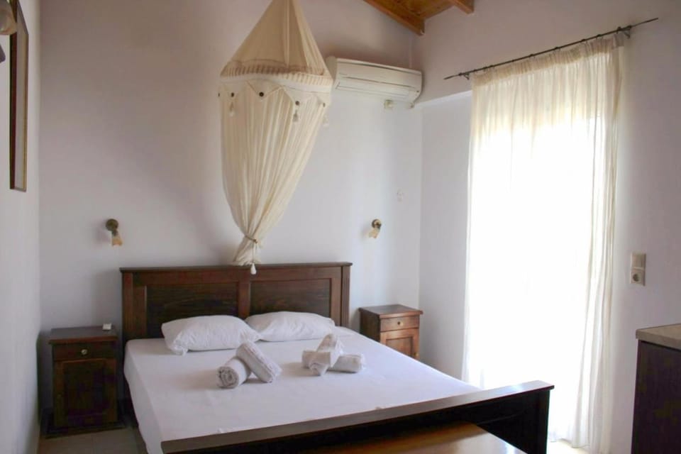 Avra Studios Bed and Breakfast in Islands