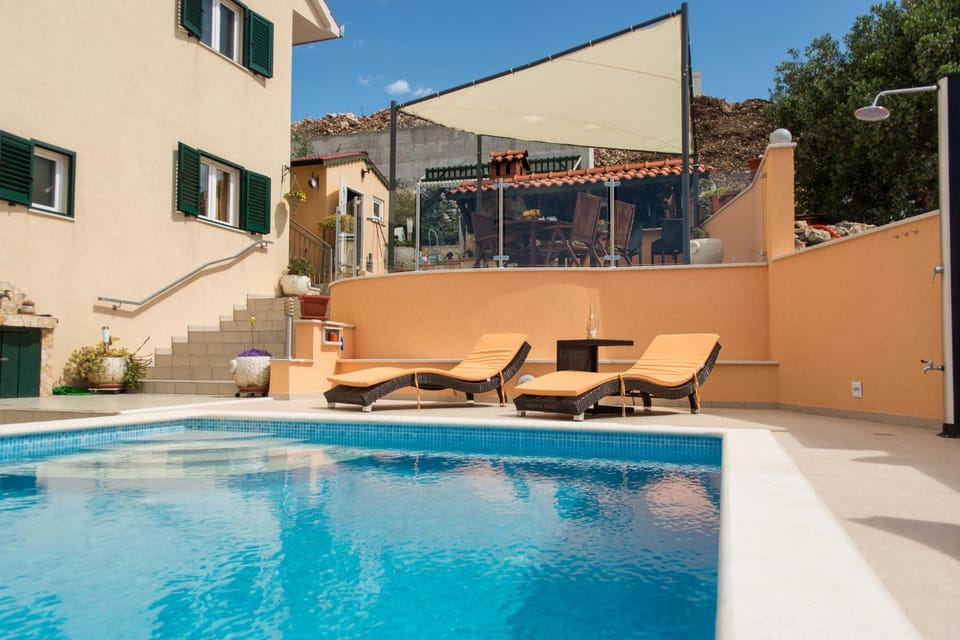 Poolside apartment house Nina Apartment in Okrug Gornji