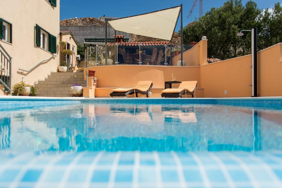 Poolside apartment house Nina Apartment in Okrug Gornji