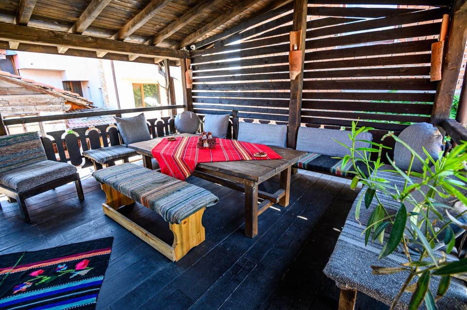 Seating area, Internal: Not applicable to any particular room