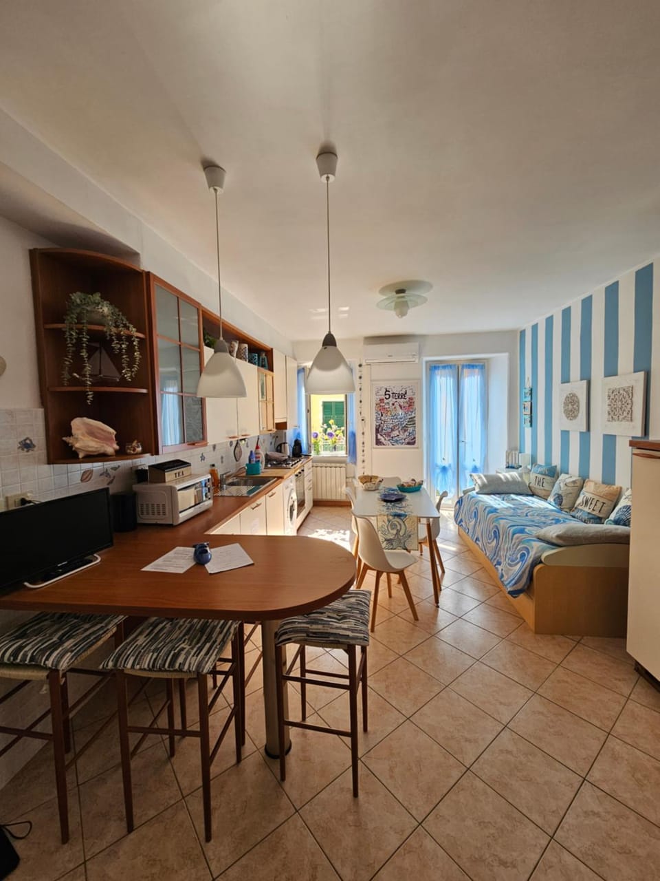 Bed, Kitchen or kitchenette, Dining area