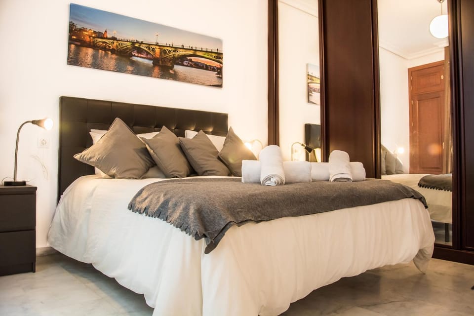 Photo of the whole room, Bedroom