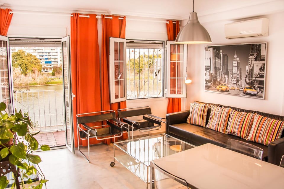 Nearby landmark, TV and multimedia, Living room, Lounge or bar, Photo of the whole room, Seating area, On site, City view, City view, Garden view, Landmark view, River view, River view
